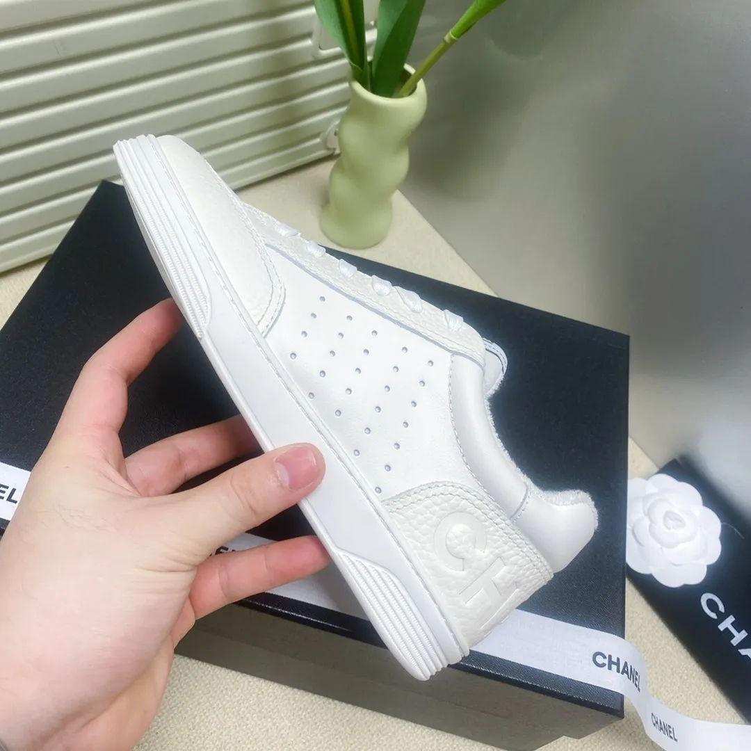 👟👟Ex-factory price 480🐹🐹Women's shoes, women's clothing chanel~~Chanel's latest 2022 panda shoes, skateboard shoes, sneakers, out of stock king @counters are out of stock everywhere〰It's hard to reserve even if you have money❗️ The fresh splicing style is really super nice...Xiaohongshu, Internet celebrity anchors, and blog owners have already started to call ❤ Original calfskin fabric, original towel lining, logo stamping process, two-color T👟👟 ex-factory price U outsole, lasting process, foot pad latex all custom molded... 🎁Supporting packaging 35-40 regular size